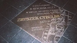 Tablica upamiętniająca śmierć Zbigniewa Cybulskiego