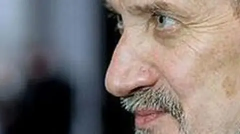Macierewicz: Dziennikarze wydali kasę na zakup bzdur