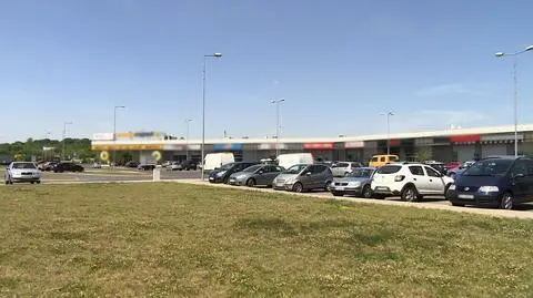 Poszli na zakupy, dziecko zostawili w aucie na parkingu