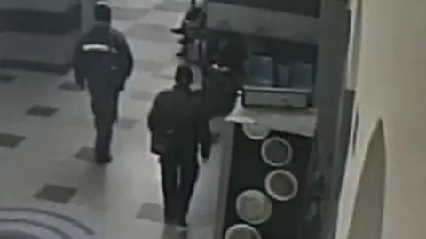 Moment kradzieży zarejestrowała dworcowa kamera