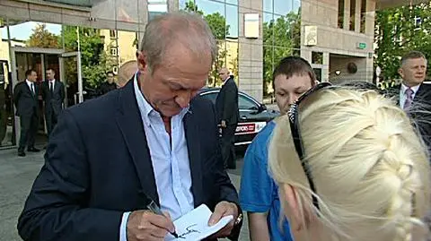Smuda przed hotelem rozdaje autografy 