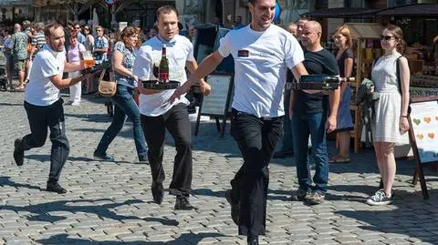 W Poznaniu ścigali się kelnerzy. "Zwycięzca wbiegł na metę czwarty"