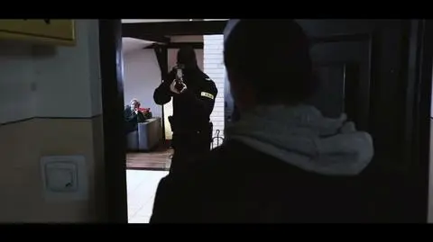 Policja w nowym spocie ostrzega przed oszustami