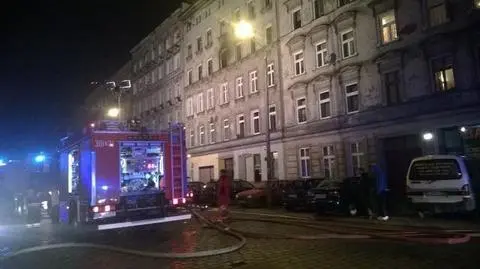 Pożar mieszkania i ewakuacja kamienicy