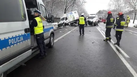 Łódzkie: jedno auto zepchnął z drogi, w drugie wpadł. Był pijany