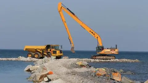 Ustka: na plaży trwa budowa sztucznej rafy