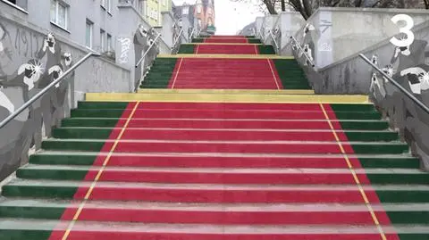 Czerwony dywan w Poznaniu? 
Zobacz pomysły na kolorowe schody