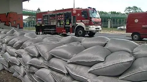 Kradną worki z wałów i dary dla powodzian