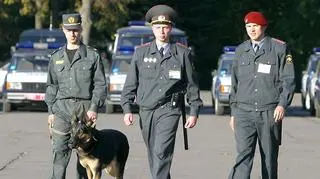 Białoruska milicja w mundurze nie popali