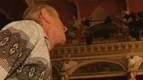 Ratuje zamek przed ruiną. Ozdabia sztukaterią altanę