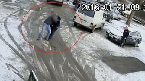 Cieplice: Jeden bił łomem, drugi nie reagował. Policjanci z zarzutami