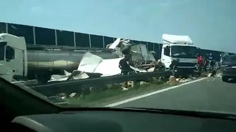 "Najechał ciężarówką na tył samochodu przed nim". Zginął na miejscu