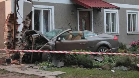 Kabriolet uderzył w dom. Kierowca uciekł, potem zgłosił się na policję