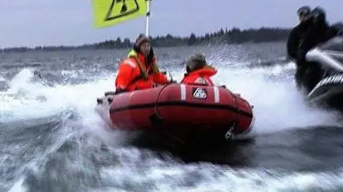 Greenpace protestuje na fali