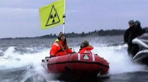 Greenpeace protestuje na fali