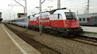 24.05 | Związkowcy rozważają protest na kolei. Ich zdaniem to jedyny sposób, by wymusić na rządzących decyzje poprawiające ich bezpieczeństwo na polskich torach. Dziś ustalili, że decyzja w tej sprawie zapadnie po 1 lipca, czyli po Euro 2012. (TVN24)