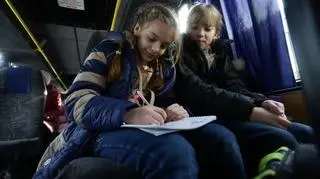 1 lutego 2017 roku, Ukraina. Siostry Wika i Julia czekają w autobusie na ewakuację z Awdijiwki 