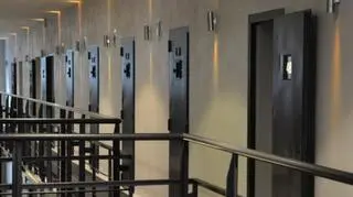 105 więziennych cel zamieniono w 40 przestronnych pokoi hotelu Het Arresthuis