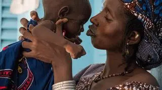 12 sierpnia 2017, Mali. Matka z chorym dwuletnim dzieckiem w szpitalu 