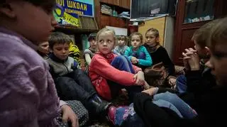 13 lutego 2017, Ukraina. Uczniowie chronią się w szkole podczas ostrzału w Toretcku koło Doniecka