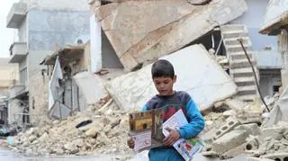16 stycznia 2017, Syria. Dziecko z podręcznikami rozdawanymi przez wolontariuszy UNICEF