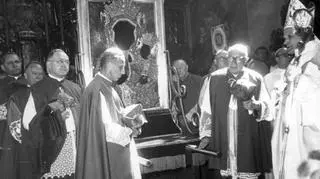 1966-05-03 - Księża biskupi przed wzięciem obrazu