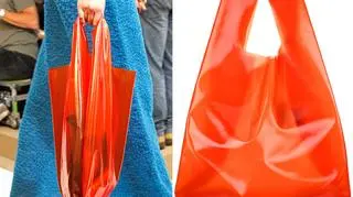 2 lata temuz logo Jil Sander pojawiła się plastikowa torebka inspirowana reklamówką na zakupy