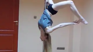 20-latka trenuje pole dane