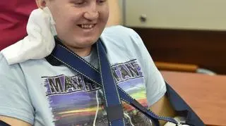 24-letni Sylwester, któremu lekarze przyszyli obie dłonie 