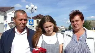 24-letnia Julia z biologicznymi rodzicami  