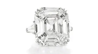 33-karatowy diamentowy pierścionek od Richarda Burtona wyceniono na 3,5 mln dol, poszedł za blisko 9 (fot. Christie's)