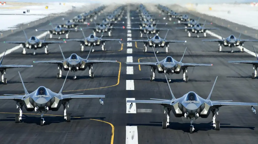 52 myśliwce F-35 poderwane do lotu w ramach "Marszu słoni" 