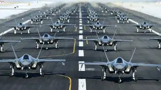 52 myśliwce F-35 poderwane do lotu w ramach "Marszu słoni" 
