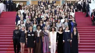 82 kobiety filmu na schodach w Cannes w proteście  przeciw śladowej liczbie pań w 71 edycjach festiwalu