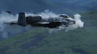 A-10 strzelający ze swojego działka obrotowego kal. 30mm GAU-8 Avenger