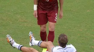 A ponoć nie bije się leżącego 