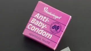 ... a także inne obiekty, m.in. niemieckie kondomy z lat 80.