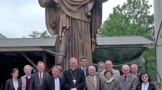 Abp Gądecki odwiedził pracownię, w której powstała figura