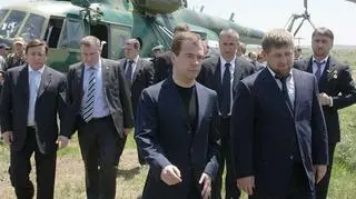 Adam Delimchanow (pierwszy z prawej)