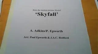 Adele w studiu nagrań z tekstem piosenki "Skyfall"