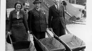 Aktorzy podczas pracy. Widoczni m.in. Hanna Runowicka, Ludwik Lawiński, Tadeusz Pilarski.
