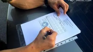 Aktywista Ukraińskiego Centrum Wolontariuszy kontroluje, czy wojskowi mają sprzęt i urządzenia, które otrzymali od wolontariuszy i w jaki sposób pomoc jest wykorzystywana  