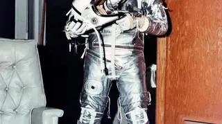 Alan Shepard w swoim skafandrze, pierwszym wzorze stosowanym przez NASA