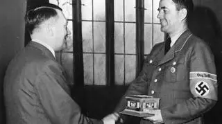 Albert Speer, szef OT, otrzymał od Adolfa Hitlera nagrodę honorową "Pierścień Fritza Todta"