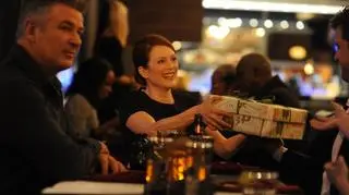 Alec Baldwin i Julianne Moore