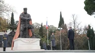 Aleksandr III przyniósł Rosji pokój, rozwój i stabilizację - mówił prezydent Rosji Władimir Putin odsłaniając w listopadzie 2017 roku pomnik cara na Krymie
