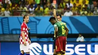 Alex Song za bezmyślne zagranie musiał udać się do szatni 