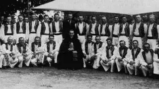 Alojzije Stepinac w otoczeniu duchownych i osób zw. z kurią w Zagrzebiu w dniu wyświęcenia na biskupa Zagrzebia