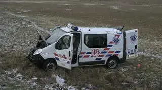 Ambulans wypadł z drogi w Rogoźnie Wielkopolskim