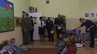 Amerykańscy żołnierze odwiedzają polską szkołę